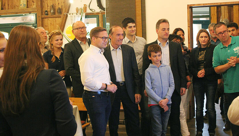 Der Bundestags-Abgeordnete Eberhard Gienger (CDU, Mitte) beobachtet gespannt die ersten Hochrechnungen im Fernsehen. Seine Wahlveranstaltung fand in Kleinbottwar statt. Foto: Lisa Reiff