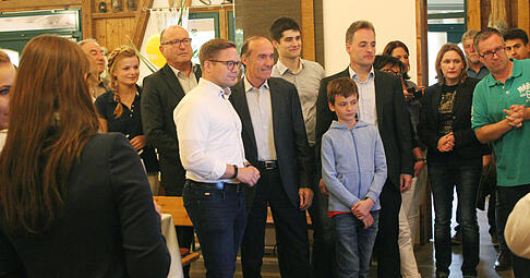 Der Bundestags-Abgeordnete Eberhard Gienger (CDU, Mitte) beobachtet gespannt die ersten Hochrechnungen im Fernsehen. Seine Wahlveranstaltung fand in Kleinbottwar statt. Foto: Lisa Reiff