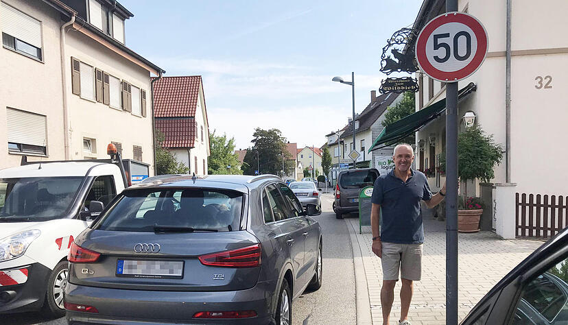 Anwohner Fritz Kroiher schl&auml;gt vor, die 50er Zone zu verl&auml;ngern und das Parken auf einer Seite der Heinsheimer Stra&szlig;e zu verbieten.
Foto: Ulrike Plapp-Schirmer