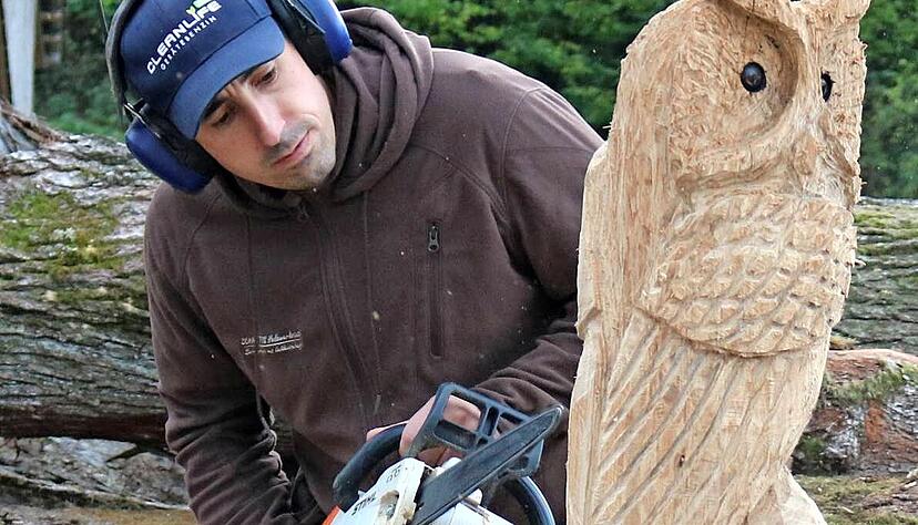 Konzentriert bearbeitet J&uuml;rgen Schmitt den Baumstamm. Bei seiner Kunst kommt es auf die Details an.
Fotos: Nadine Nowara
