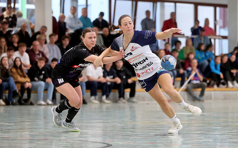 V. L. Maike Medinger im Duell mit Maria Odenwald (Degmarn)