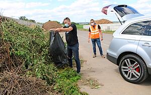 Nicolai Zertik aus Öhringen (links) ist zum ersten Mal in Michelbach − und sofort sehr angetan. Joachim Bahr, Bereichsleiter der Abfallwirtschaft, berät ihn. Foto: Reichert Nicolai Zertik aus Öhringen (links) ist zum ersten Mal in Michelbach − und sofort sehr angetan. Joachim Bahr, Bereichsleiter der Abfallwirtschaft, berät ihn. Foto: Reichert