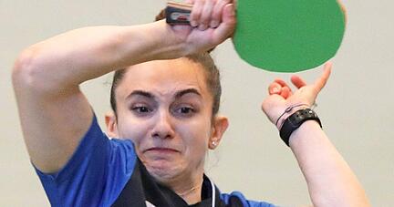 "Blau finde ich besser", sagt Simona Horvathova über ihren grünen Belag.