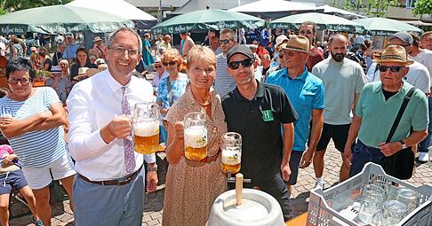 Freibier nach dem Fassanstich: Bürgermeister Sebastian Frei (links), Friedlinde Gurr-Hirsch und Braumeister Thomas Wachno. Freibier nach dem Fassanstich: Bürgermeister Sebastian Frei (links), Friedlinde Gurr-Hirsch und Braumeister Thomas Wachno.