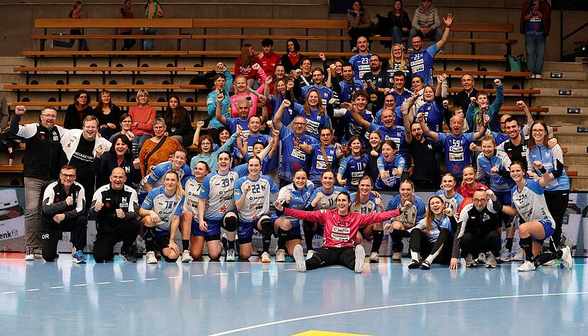 Fans und Mannschaft im Jubel vereint: Dank hoher Effizienz und einer guten Torh&uuml;terinnen-Leistung eroberte die Sport-Union Neckarsulm am Samstagabend einmal mehr die G&ouml;ppinger EWS-Arena.