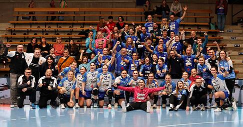 Fans und Mannschaft im Jubel vereint: Dank hoher Effizienz und einer guten Torh&uuml;terinnen-Leistung eroberte die Sport-Union Neckarsulm am Samstagabend einmal mehr die G&ouml;ppinger EWS-Arena.