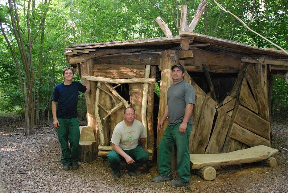 Silas R&ouml;ssl (von links), Dietmar Romagna und Thomas Christ pr&auml;sentieren stolz das fertige Druidenh&auml;usle, das sie im Stadtwald-West in Biberach gebaut haben. Foto: Stadt Heilbronn