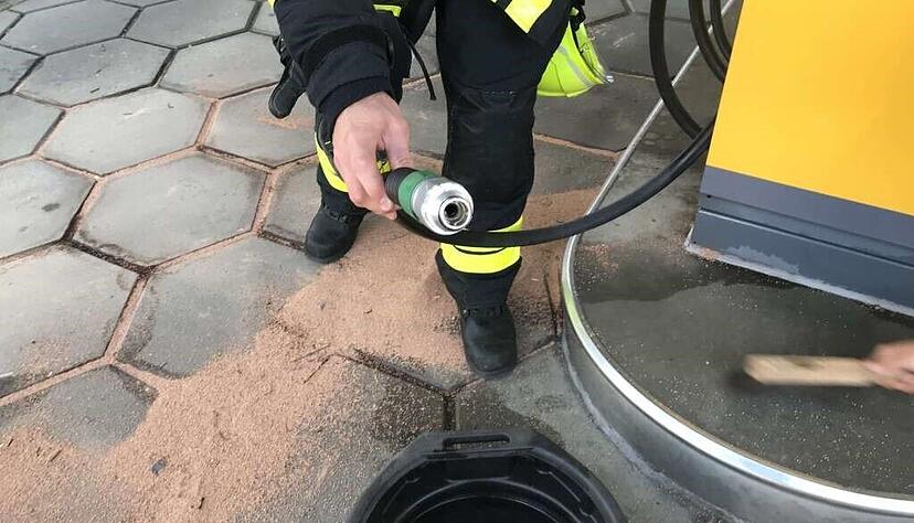 Ein Autofahrer hatte beim Tanken vermutlich die Zapfpistole im Tankstutzen vergessen und war damit davongefahren.