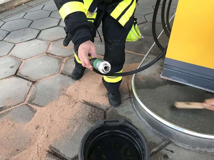 Ein Autofahrer hatte beim Tanken vermutlich die Zapfpistole im Tankstutzen vergessen und war damit davongefahren.