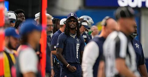NFL-Profi Lamb (Mitte) wurde von einem Schiedsrichter über den Haufen gerannt.
