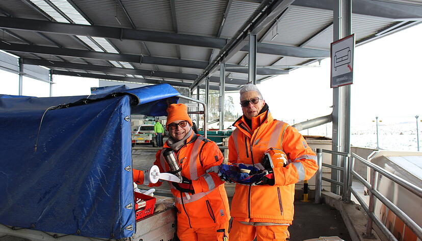 Ein eisiger Wind weht auf dem Wertstoffhof Stäffelesrain am Samstag. Susanne Armbruster und Sonja Wagner (von links) haben dennoch gute Laune. Foto: Stefanie Jani Ein eisiger Wind weht auf dem Wertstoffhof Stäffelesrain am Samstag. Susanne Armbruster und Sonja Wagner (von links) haben dennoch gute Laune. Foto: Stefanie Jani