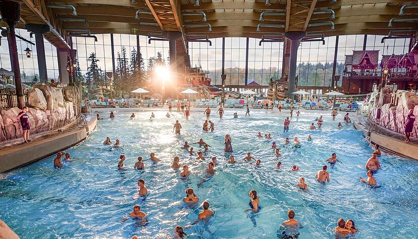 3500 Gäste können künftig zeitgleich in die Wasserwelt, bis zu 5000 an einem Tag. 3500 Gäste können künftig zeitgleich in die Wasserwelt, bis zu 5000 an einem Tag.