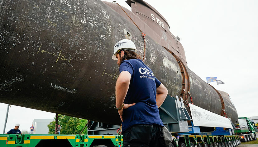 30.06.2024, Rheinland-Pfalz, Speyer: Das U-Boot U17 wird beim Transportstart vom Technikmuseum Speyer auf der Straße transportiert. Das frühere U-Boot der Klasse 206A wird aufwendig auf Schiff und Straße von Speyer nach Sinsheim gebracht. (zu dpa: «Aussortiertes U-Boot reist ins Museum - Stahlkoloss auf letzter Etappe») Foto: Uwe Anspach/dpa +++ dpa-Bildfunk +++ 30.06.2024, Rheinland-Pfalz, Speyer: Das U-Boot U17 wird beim Transportstart vom Technikmuseum Speyer auf der Straße transportiert. Das frühere U-Boot der Klasse 206A wird aufwendig auf Schiff und Straße von Speyer nach Sinsheim gebracht. (zu dpa: «Aussortiertes U-Boot reist ins Museum - Stahlkoloss auf letzter Etappe») Foto: Uwe Anspach/dpa +++ dpa-Bildfunk +++