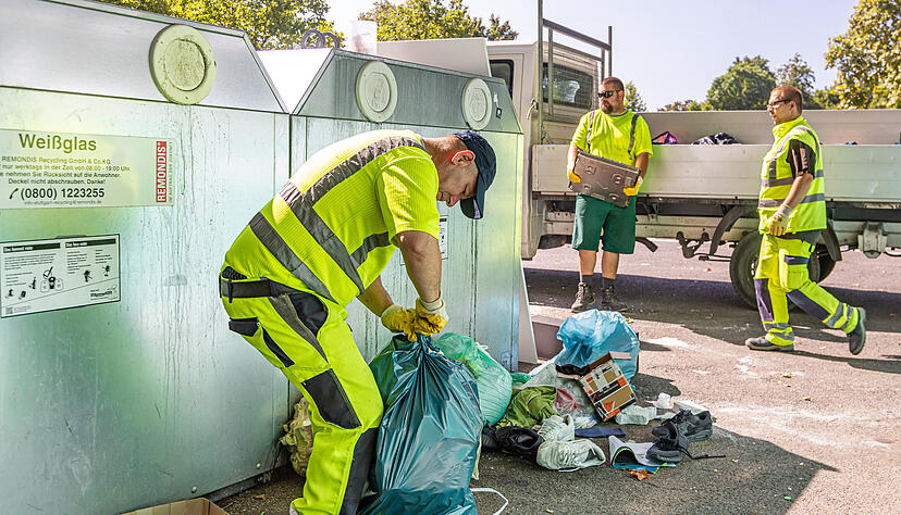 Salvatore Mirra (v.l.), Rudolf Brandsch und Jens Schmitt von der Garten- und Landschaftspflege der Aufbaugilde müssen in mühevoller Handarbeit den neben die Container geworfenen Müll einsammeln und sortieren. Salvatore Mirra (v.l.), Rudolf Brandsch und Jens Schmitt von der Garten- und Landschaftspflege der Aufbaugilde müssen in mühevoller Handarbeit den neben die Container geworfenen Müll einsammeln und sortieren.