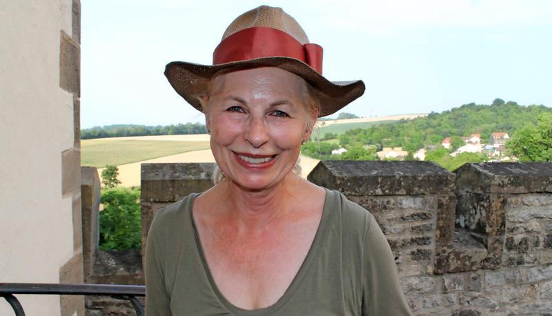 "Man kann mich auf eine Wiese setzen, und ich bin glücklich": Kein Wunder, dass Hannelore Droege den Sommer in Jagsthausen genießt und dabei auch in vier Stücken auf der Bühne im Burghof spielt.
Foto: Claudia Ihlefeld "Man kann mich auf eine Wiese setzen, und ich bin glücklich": Kein Wunder, dass Hannelore Droege den Sommer in Jagsthausen genießt und dabei auch in vier Stücken auf der Bühne im Burghof spielt.
Foto: Claudia Ihlefeld