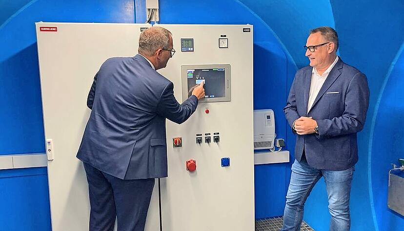 Wasser marsch: Symbolisch drückt Sebastian Frei auf den Startknopf. Einen Augenblick später hört man das Wasser in den Rohren sprudeln. Wasser marsch: Symbolisch drückt Sebastian Frei auf den Startknopf. Einen Augenblick später hört man das Wasser in den Rohren sprudeln.