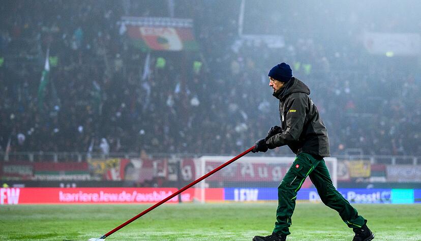 Schnee schippen ist angesagt: Die Fu&szlig;ball-Bundesliga vor dem Start. (Archivbild)