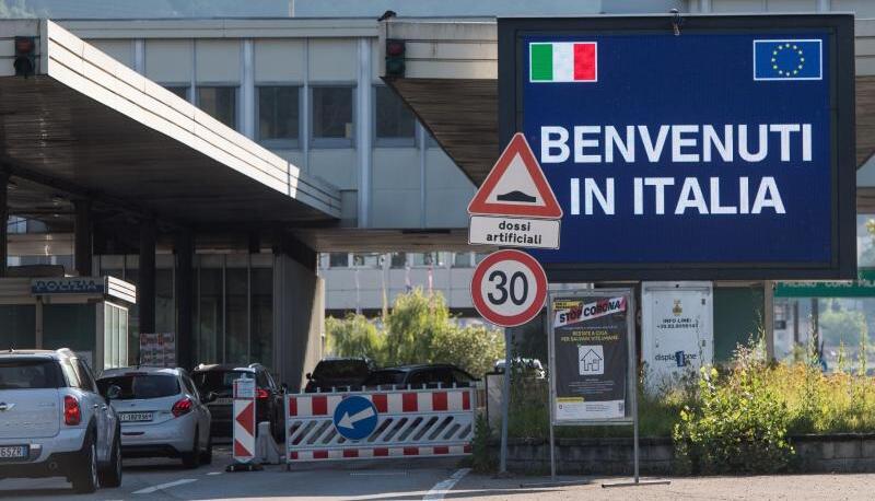 «Benvenuti in Italia»: Schon ab Mitte Mai sollen Reisende aus Europa, die voll geimpft sind, leichter nach Italien einreisen können. «Benvenuti in Italia»: Schon ab Mitte Mai sollen Reisende aus Europa, die voll geimpft sind, leichter nach Italien einreisen können.