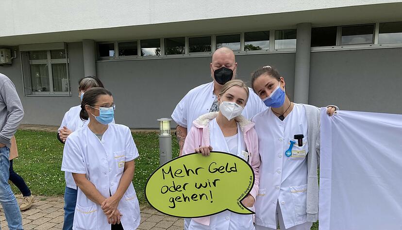 Zwei Krankenpflegerinnen mit einer unmissverständlichen Botschaft an den Arbeitgeber &minus; gestern in der Mittagspause auf dem Gelände des Klinikums.
Foto: Hoffmann