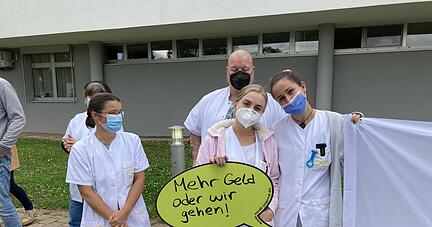 Zwei Krankenpflegerinnen mit einer unmissverständlichen Botschaft an den Arbeitgeber &minus; gestern in der Mittagspause auf dem Gelände des Klinikums.
Foto: Hoffmann