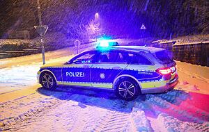 Ein Polizeifahrzeug steht an der schnee bedeckten L596 zwischen Ziegelhausen und Wilhelmsfeld. Ein Polizeifahrzeug steht an der schnee bedeckten L596 zwischen Ziegelhausen und Wilhelmsfeld.
