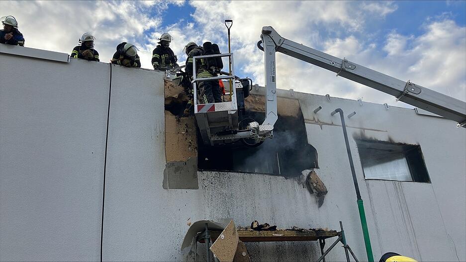 Die Kräfte nehmen die Isolierung ab, um Glutnester zu finden. Die Kräfte nehmen die Isolierung ab, um Glutnester zu finden.