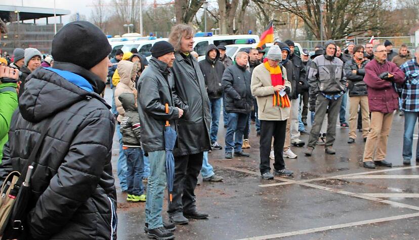 Das B&uuml;ndnis "Hohenlohe wacht auf" demonstrierte am Samstag gegen die deutsche Asylpolitik vor der Alten Turnhalle in &Ouml;hringen. Rund 150 Demonstranten lauschten den Rednern. Foto: Juliane Renk