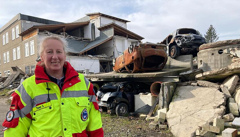 Susi Tismer ist zurück aus dem Katastrophengebiet. Hier steht sie vor einem Übungsgelände im "Training Center Retten und Helfen" in Mosbach-Neckarelz. Ihr Arbeitgeber habe sie sofort für den Einsatz in der Türkei freigestellt.
Foto: Heike Kinkopf Susi Tismer ist zurück aus dem Katastrophengebiet. Hier steht sie vor einem Übungsgelände im "Training Center Retten und Helfen" in Mosbach-Neckarelz. Ihr Arbeitgeber habe sie sofort für den Einsatz in der Türkei freigestellt.
Foto: Heike Kinkopf