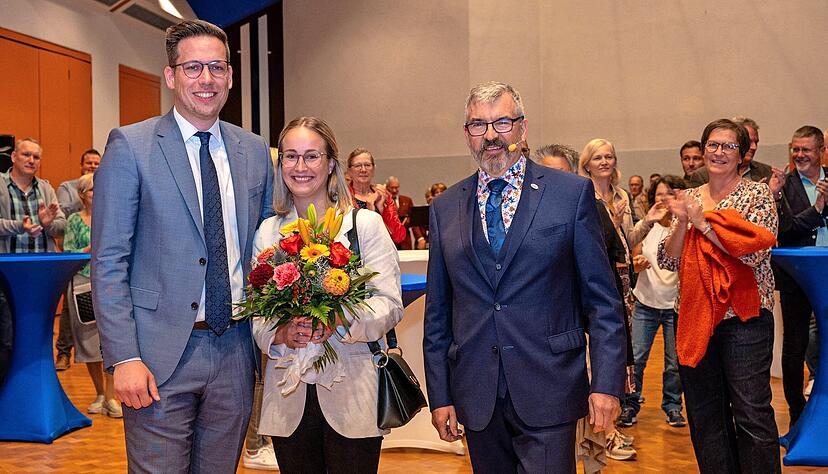 Strahlender Gewinner: Felix Pontow (links) mit seiner Partnerin Ann-Kathrin Görl und dem scheidenden Rathauschef Wolfgang Rapp.
Fotos: Christiana Kunz