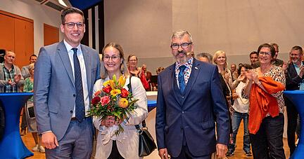 Strahlender Gewinner: Felix Pontow (links) mit seiner Partnerin Ann-Kathrin Görl und dem scheidenden Rathauschef Wolfgang Rapp.
Fotos: Christiana Kunz