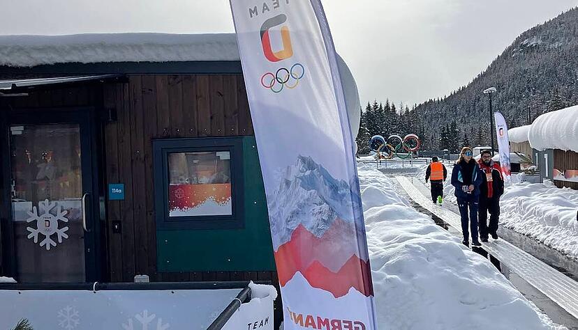 Direkt am Hauptweg durchs Olympische Dorf von Cortina wohnen die deutschen Betreuer &ndash; die Mobile Homes der Athleten sind weiter au&szlig;en, wo es ruhiger ist.