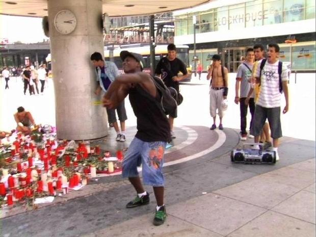 Fans von Michael Jackson sammeln sich vor dem Staples Center in Los Angeles und nehmen auf ihre Art und Weise Abschied von ihrem Idol.