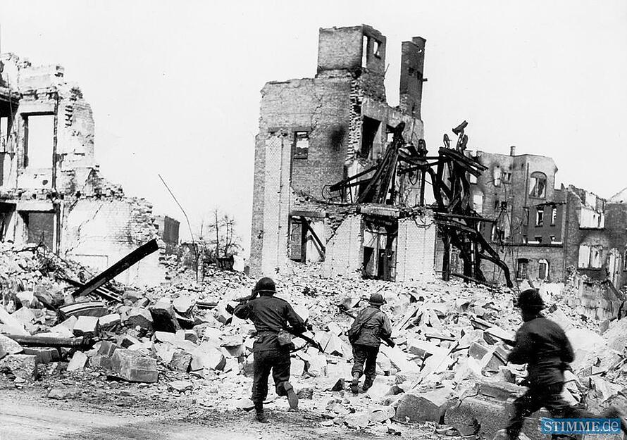 Als die US-Armee Anfang April mit 14 Sturmbooten über den Neckar nach Heilbronn vorstößt, setzt in der Stadt ein erbitterter Kampf ein. Tagelang leisten deutsche Soldaten Widerstand. Als die US-Armee Anfang April mit 14 Sturmbooten über den Neckar nach Heilbronn vorstößt, setzt in der Stadt ein erbitterter Kampf ein. Tagelang leisten deutsche Soldaten Widerstand.