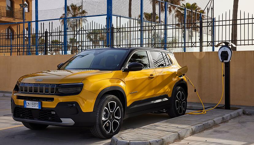 Mit einer vollen Stromladung kommt der Jeep Avenger 400 Kilometer weit. Die Ladeleistung beträgt 11 kW an der Wallbox und bis zu 100 kW an der Gleichstromsäule. Mit einer vollen Stromladung kommt der Jeep Avenger 400 Kilometer weit. Die Ladeleistung beträgt 11 kW an der Wallbox und bis zu 100 kW an der Gleichstromsäule.