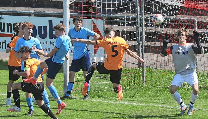 Toni Loncar (Zweiter von rechts) erzielt im B-Junioren-Endspiel per Kopf das Tor zum 3:1-Sieg des VfR Heilbronn II gegen die SGM TSV Hardthausen KoBra. Toni Loncar (Zweiter von rechts) erzielt im B-Junioren-Endspiel per Kopf das Tor zum 3:1-Sieg des VfR Heilbronn II gegen die SGM TSV Hardthausen KoBra.