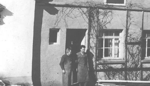 Die Schreinerei Ehrler im Jahr 1925 in der Jagstberger Bergstraße, davor Franz Ehrler mit einem seiner Söhne.