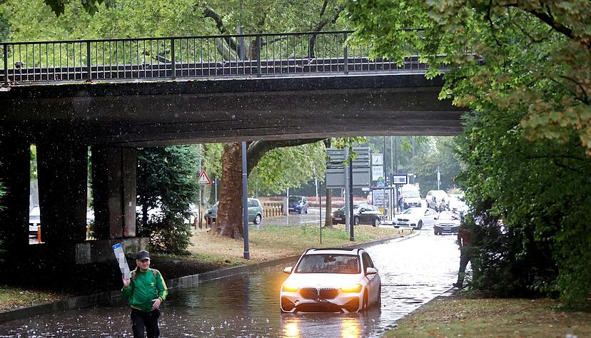 Immer wieder, immer heftiger: Hochwasser nach Starkregen an der B39 am Parkhaus Bollwerksturm Heilbronn