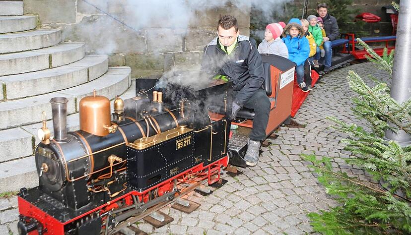 Das Bähnle der Öhringer Firma Zimmermann und der Öhringer Weihnachtsmarkt gehören seit vielen Jahren fest zusammen. Das soll so bleiben. Die Stadt kauft die Dampflok.