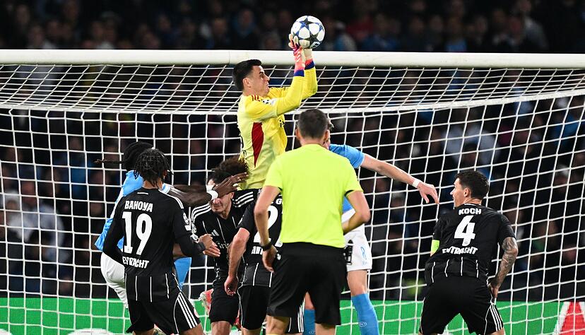 Die Spieler von Eintracht Frankfurt um Robin Koch (r) vermissten beim Gastspiel in Neapel die eigenen Fans.