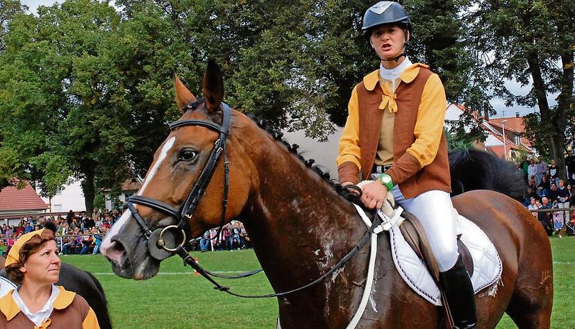Verena Kölz gewann vor über 3000 Zuschauern mit ihrer Stute Hofcafé Candela das traditionelle Käsrittrennen. Anschließend sprach sie von einem &quot;überwältigenden Erlebnis&quot;. Foto: Josef Staudinger
