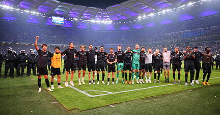 Der VFB Stuttgart feiert vor seiner Fankurve den Sieg über den HSV. Der VFB Stuttgart feiert vor seiner Fankurve den Sieg über den HSV.