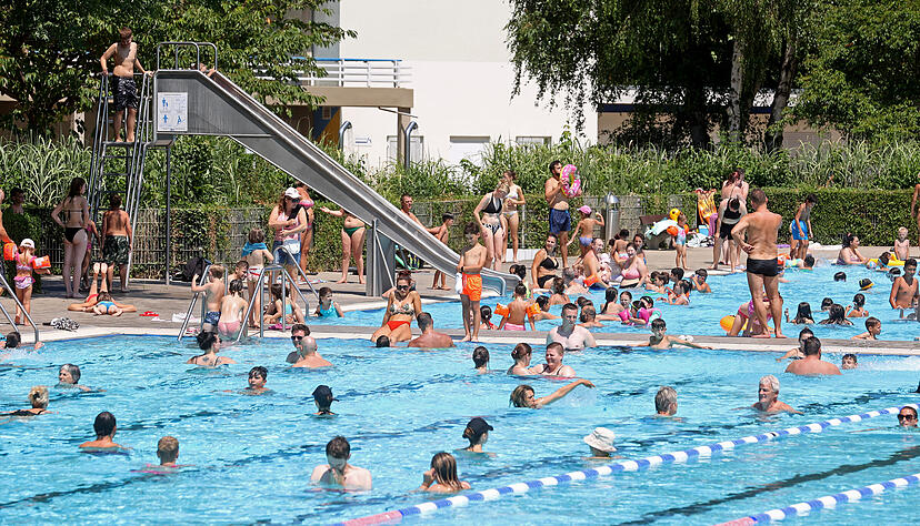 Bei Temperaturen gut über 35 Grad Celsius war das Freibad Neckarhalde Heilbronn überfüllt.