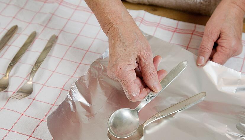 Geheimrezept Alufolie? In Verbindung mit Salz und Wasser hilft sie dabei, Silberbesteck wieder glänzen zu lassen. (zu dpa: «Angelaufenes Silberbesteck mit Alufolie reinigen») Geheimrezept Alufolie? In Verbindung mit Salz und Wasser hilft sie dabei, Silberbesteck wieder glänzen zu lassen. (zu dpa: «Angelaufenes Silberbesteck mit Alufolie reinigen»)
