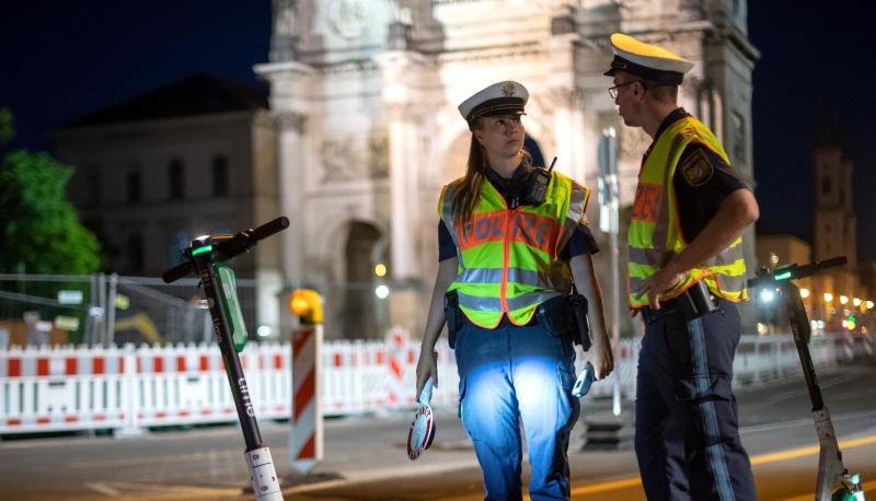 Polizisten bei einer E-Tretroller-Kontrolle in München.