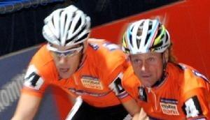 Bruno Risi (r) und Franco Marvulli wechseln auf der Bahn in der Olympiahalle.