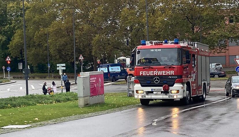 Ein Löschzug trifft auf dem Bildungscampus in Heilbronn ein. Von dort wurde am Donnerstagnachmittag ein Feueralarm ausgelöst.