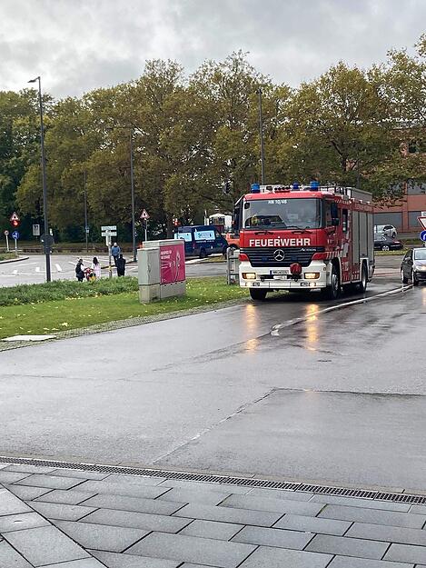 Ein Löschzug trifft auf dem Bildungscampus in Heilbronn ein. Von dort wurde am Donnerstagnachmittag ein Feueralarm ausgelöst.