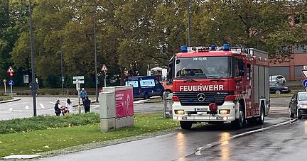 Ein Löschzug trifft auf dem Bildungscampus in Heilbronn ein. Von dort wurde am Donnerstagnachmittag ein Feueralarm ausgelöst.