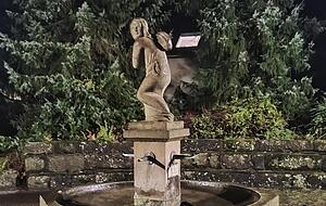 Geheimnisvoll lächelt die Brunnenfigur in Happenbach der Besucherin zu.