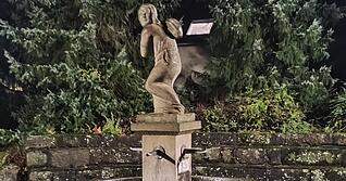 Geheimnisvoll lächelt die Brunnenfigur in Happenbach der Besucherin zu. Geheimnisvoll lächelt die Brunnenfigur in Happenbach der Besucherin zu.